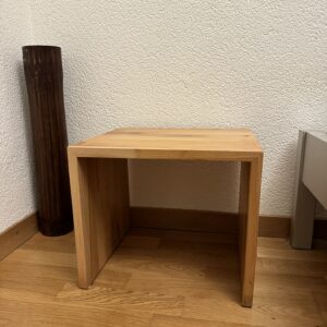 Massivholz-Nachttisch aus regionalem Holz, handgefertigt auf dem Hof Schwarzenbach